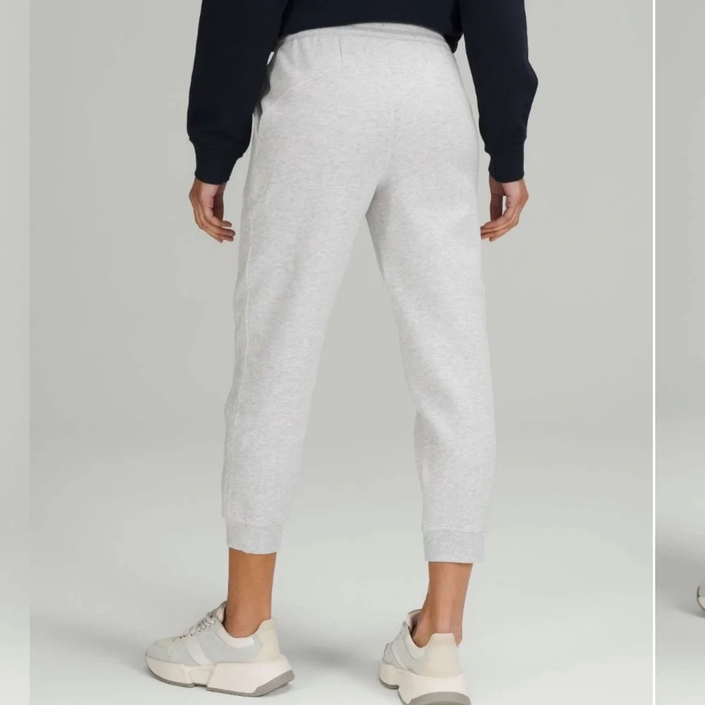 LIKE NEW Lululemon Women’s Scuba High Rise Cropped Joggers_6